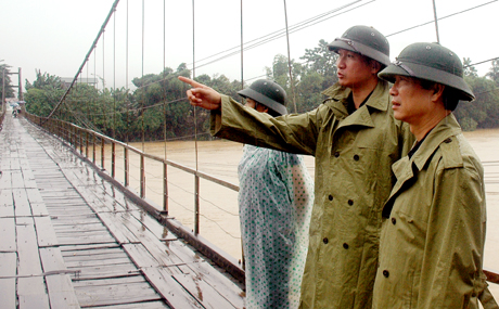 Đồng chí Nguyễn Minh Tuấn - Ủy viên Ban Thường vụ, Trưởng ban Tuyên giáo Tỉnh ủy kiểm tra và chỉ đạo công tác phòng chống bão lũ tại huyện Văn Yên.